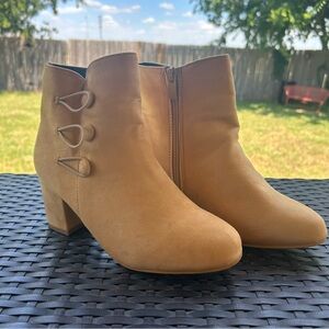 NWOT Essex Glam Ankle Boots Size 6 Never Worn Mustard Color